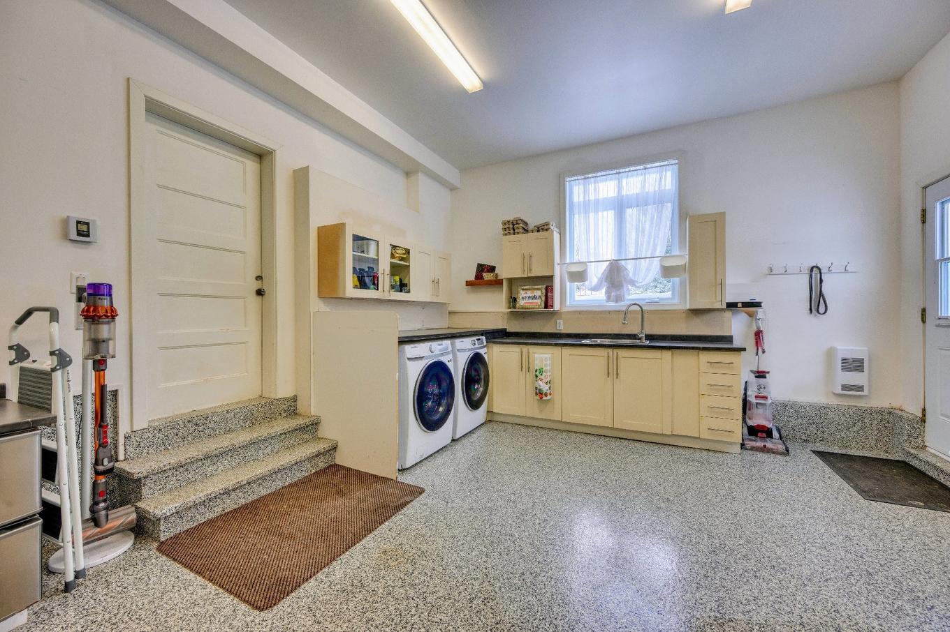 Garage - 199 Rue Du Bonniebrook, Saint-Colomban, QC - Indoor Photo Showing Laundry Room