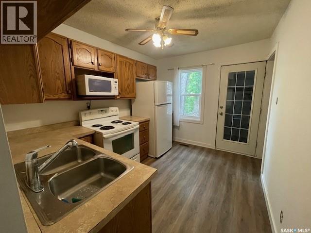 2172 Wallace Street, Regina, SK - Indoor Photo Showing Kitchen With Double Sink