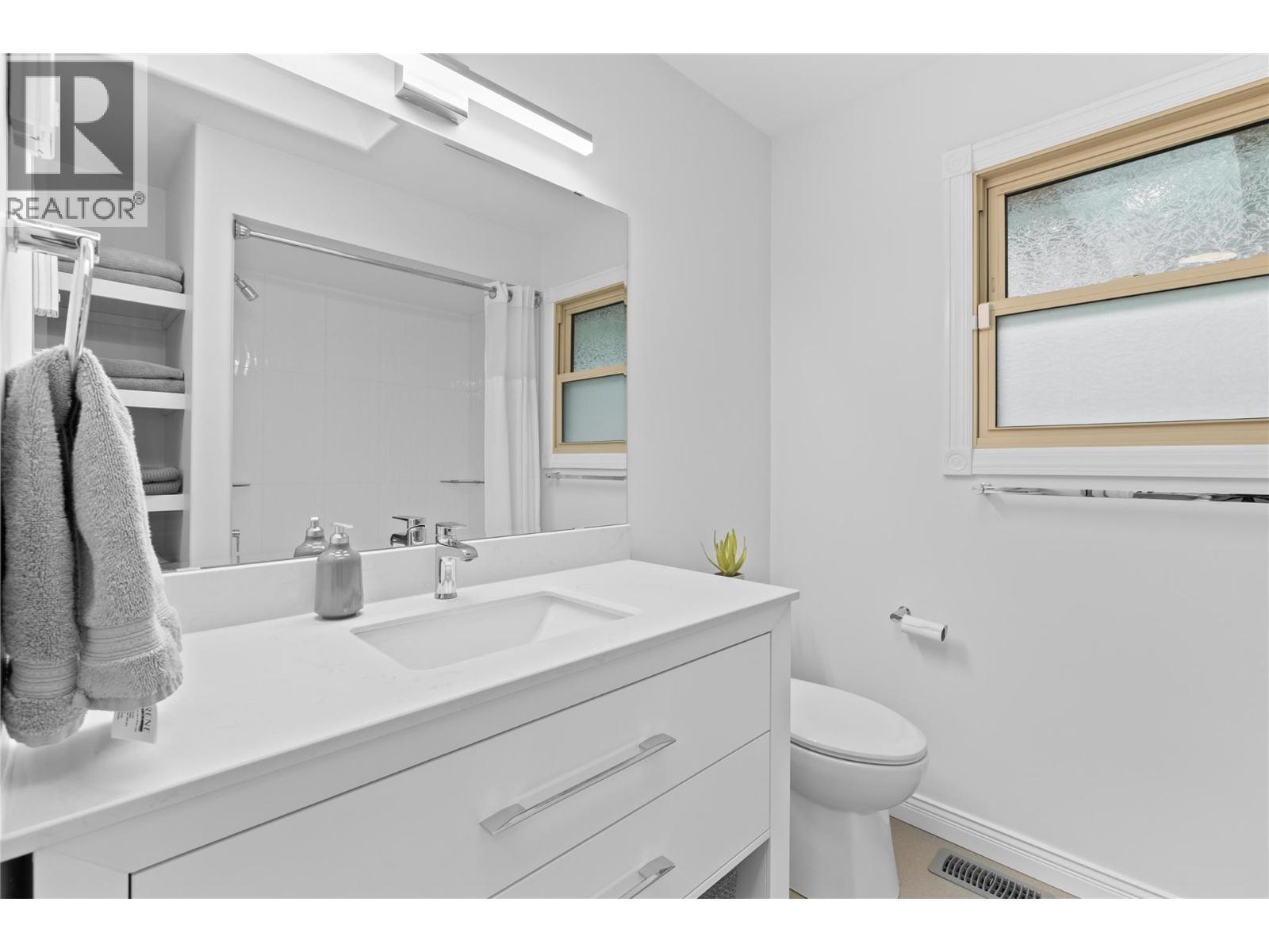 11609 Upper Summit Drive, Coldstream, BC - Indoor Photo Showing Bathroom