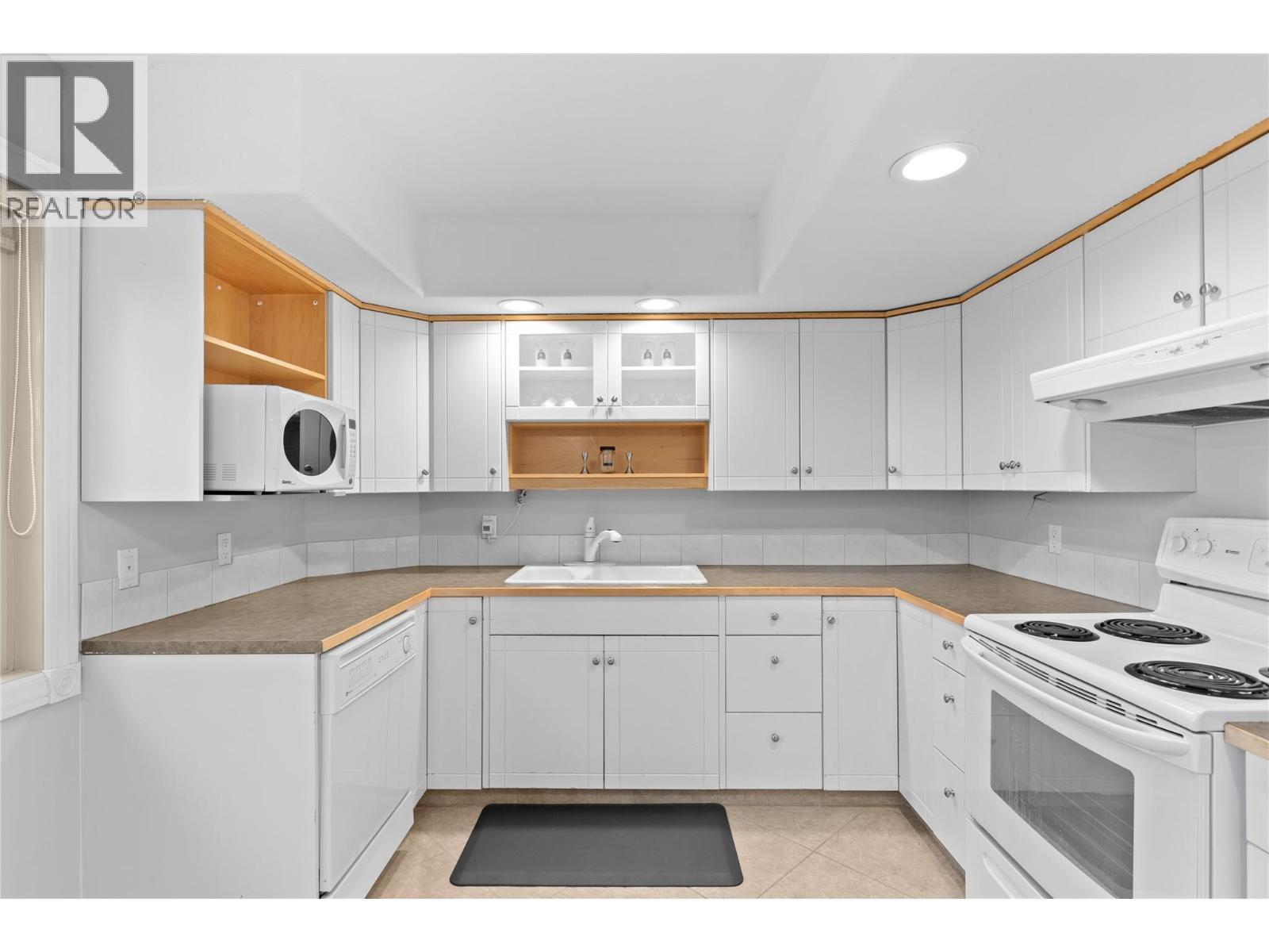 11609 Upper Summit Drive, Coldstream, BC - Indoor Photo Showing Kitchen