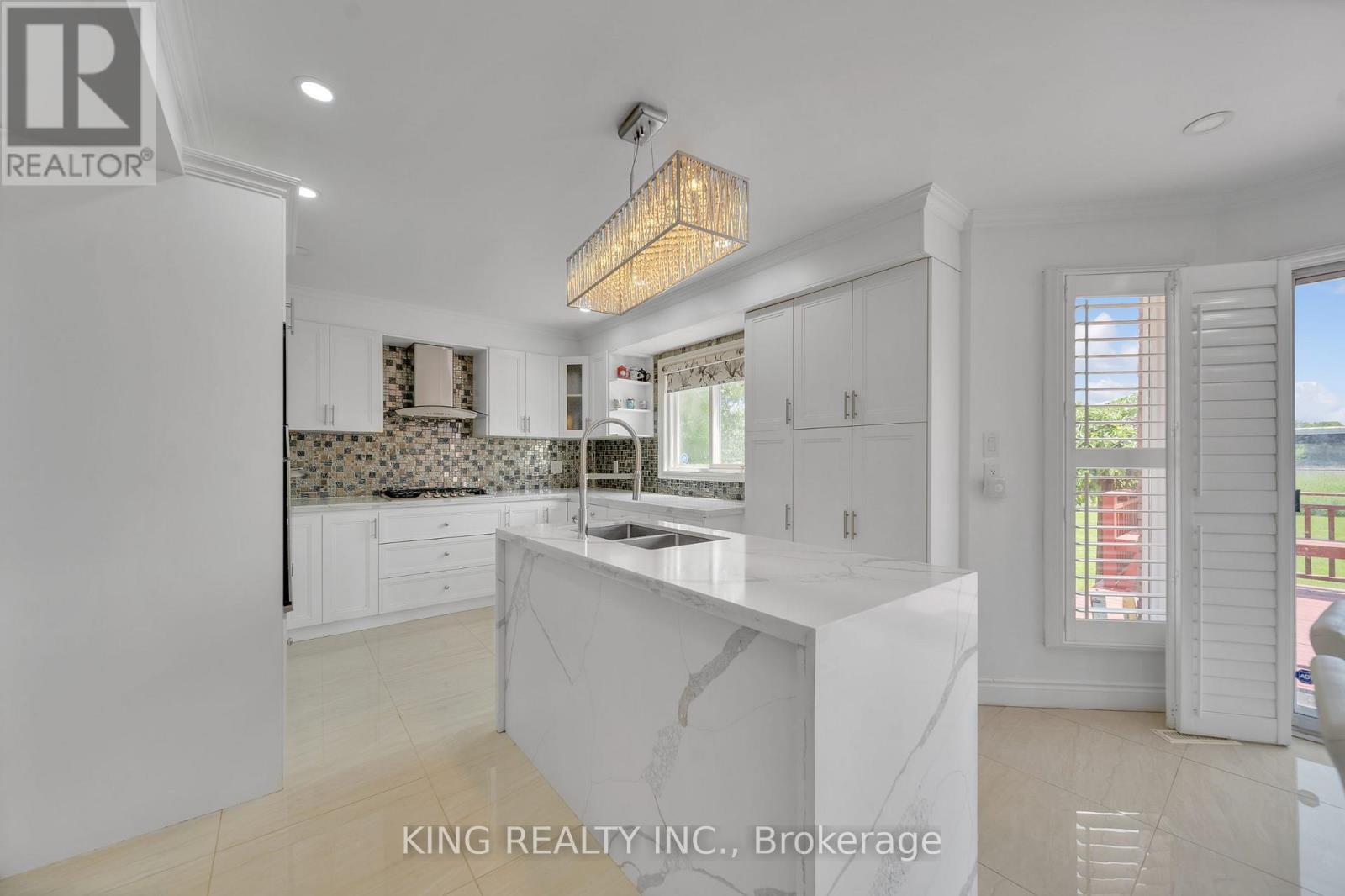 2606 Ambercroft Trail, Mississauga, ON - Indoor Photo Showing Kitchen With Double Sink