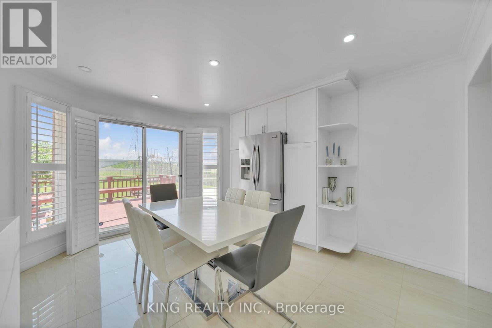 2606 Ambercroft Trail, Mississauga, ON - Indoor Photo Showing Dining Room