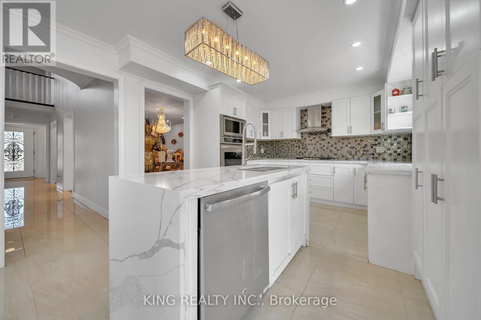 2606 Ambercroft Trail, Mississauga, ON - Indoor Photo Showing Kitchen With Upgraded Kitchen