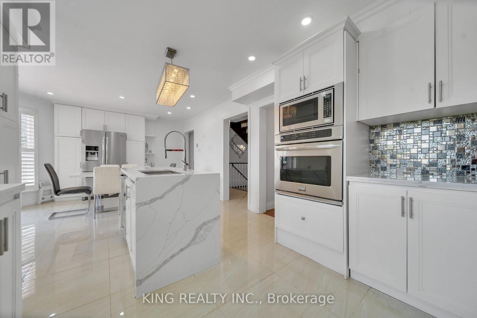 2606 Ambercroft Trail, Mississauga, ON - Indoor Photo Showing Kitchen