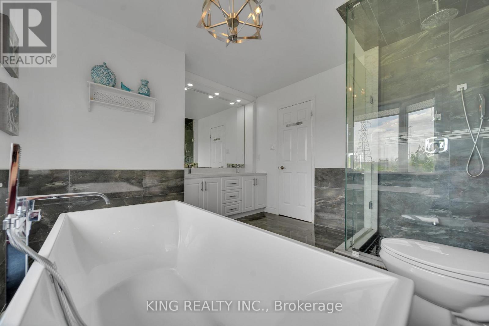 2606 Ambercroft Trail, Mississauga, ON - Indoor Photo Showing Bathroom