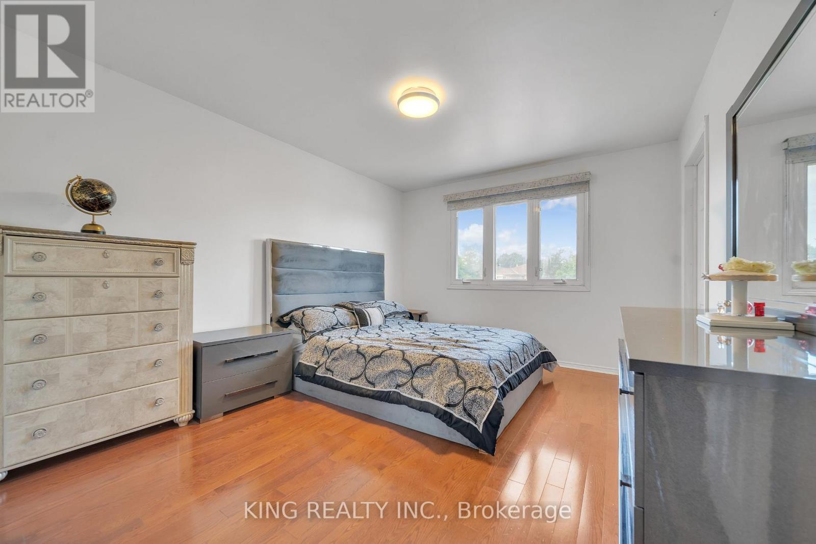 2606 Ambercroft Trail, Mississauga, ON - Indoor Photo Showing Bedroom