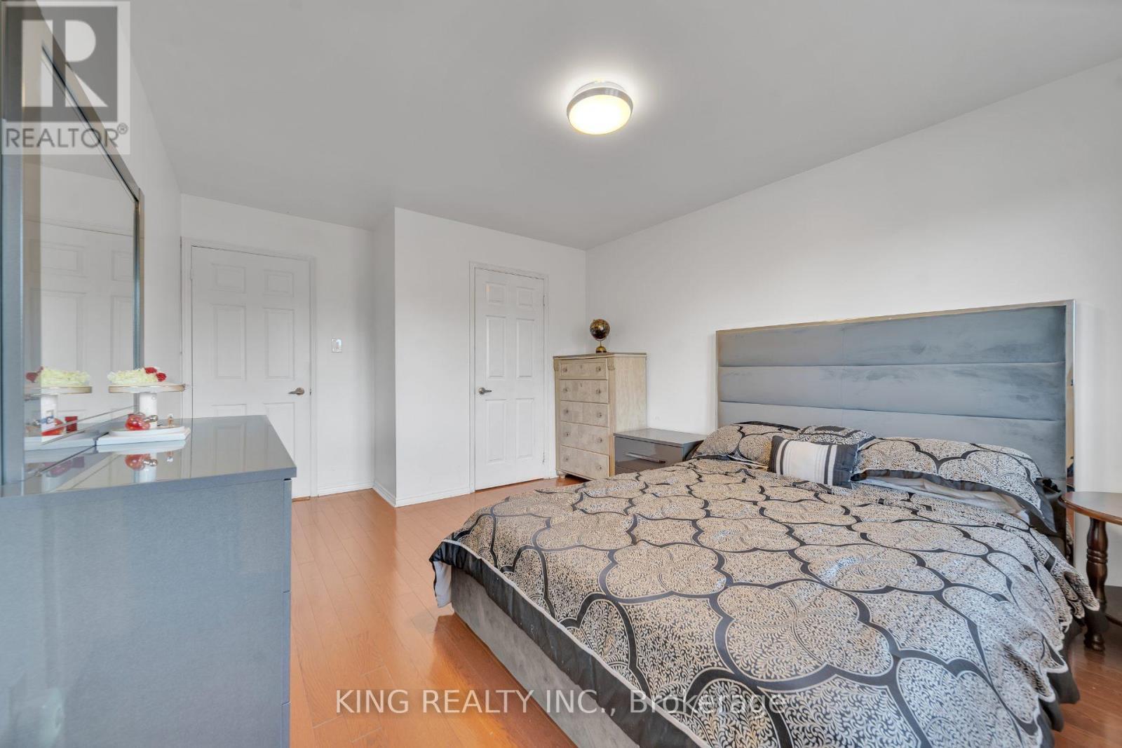 2606 Ambercroft Trail, Mississauga, ON - Indoor Photo Showing Bedroom