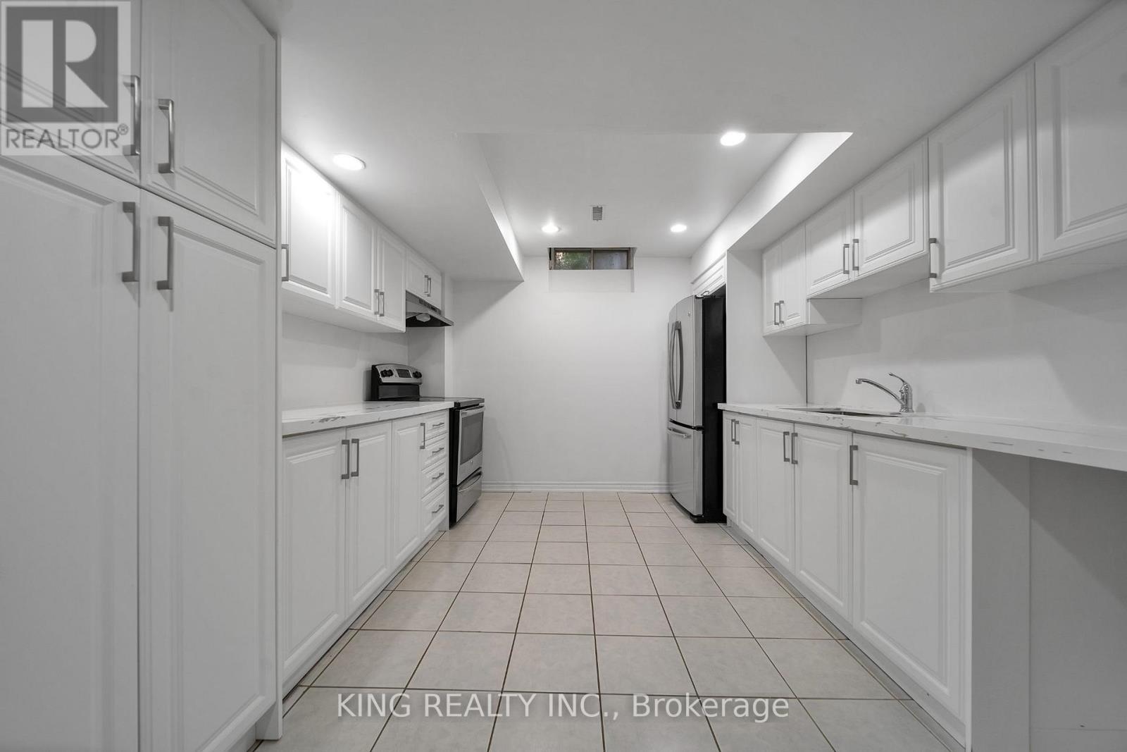 2606 Ambercroft Trail, Mississauga, ON - Indoor Photo Showing Kitchen