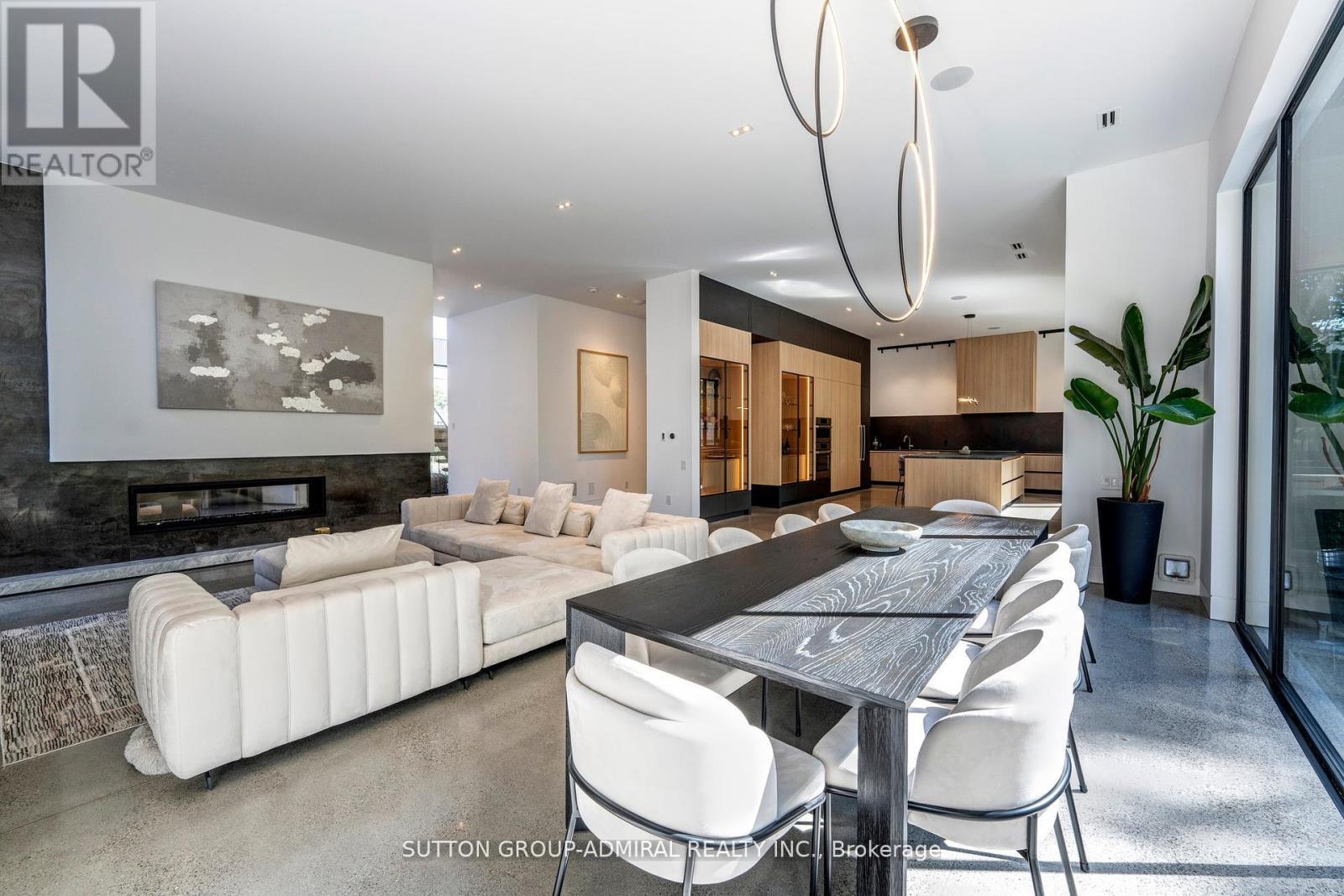 126 Wood Lane, Richmond Hill, ON - Indoor Photo Showing Living Room With Fireplace