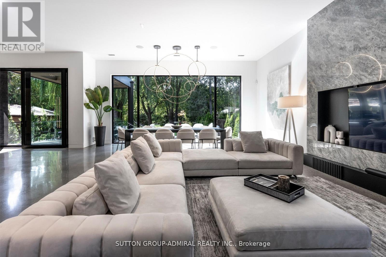 126 Wood Lane, Richmond Hill, ON - Indoor Photo Showing Living Room