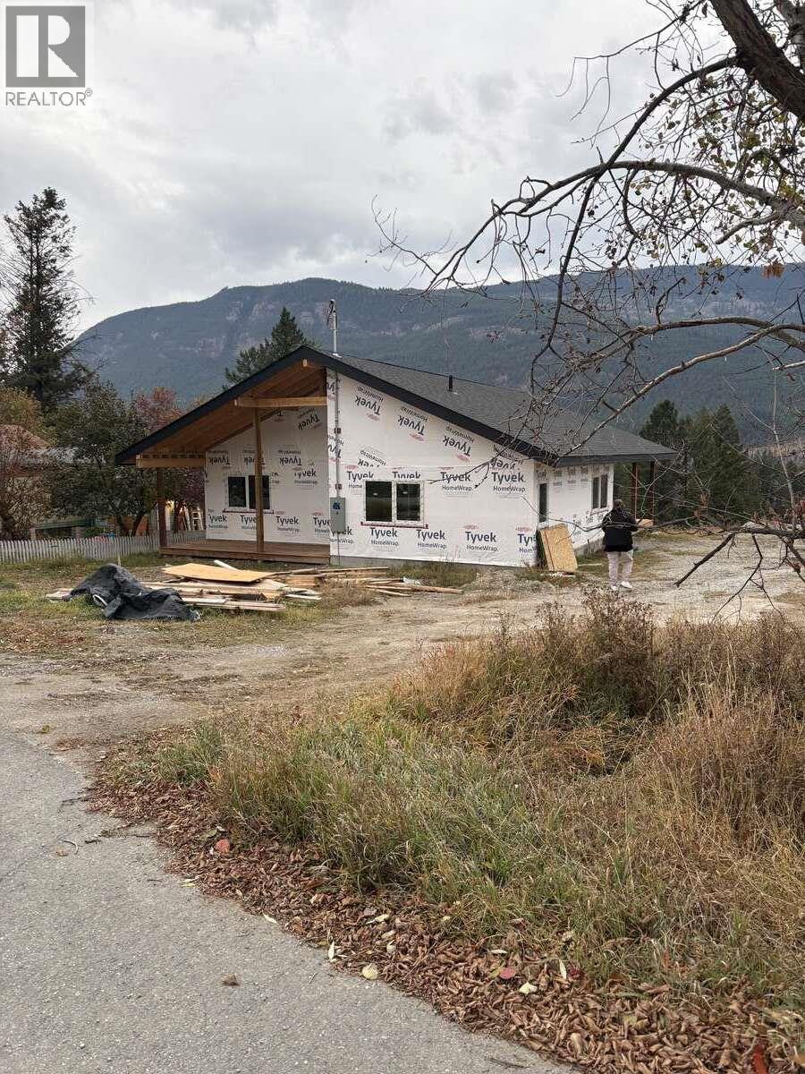 4764 Riverview Drive, Edgewater, BC - Outdoor