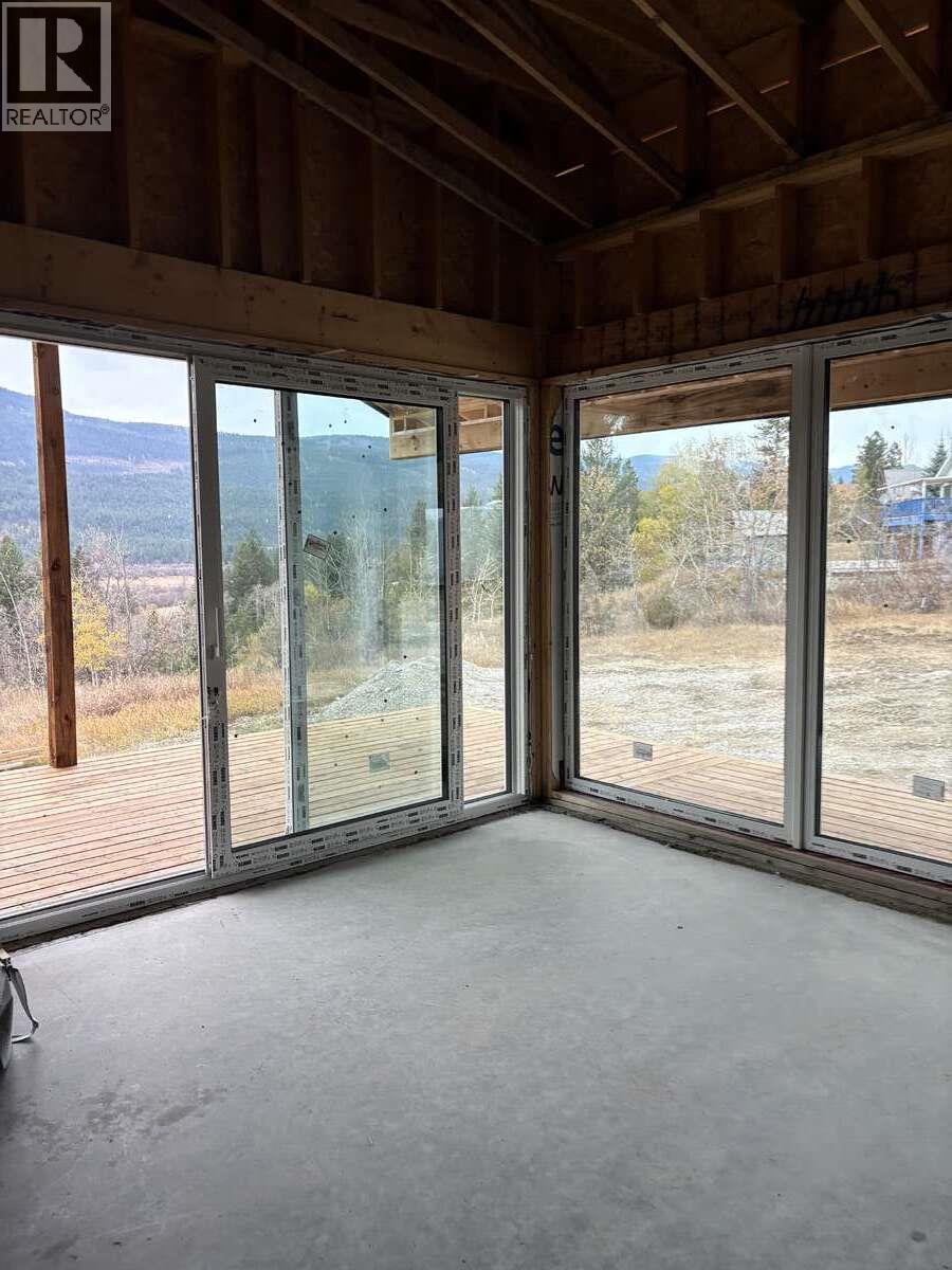4764 Riverview Drive, Edgewater, BC - Indoor Photo Showing Other Room