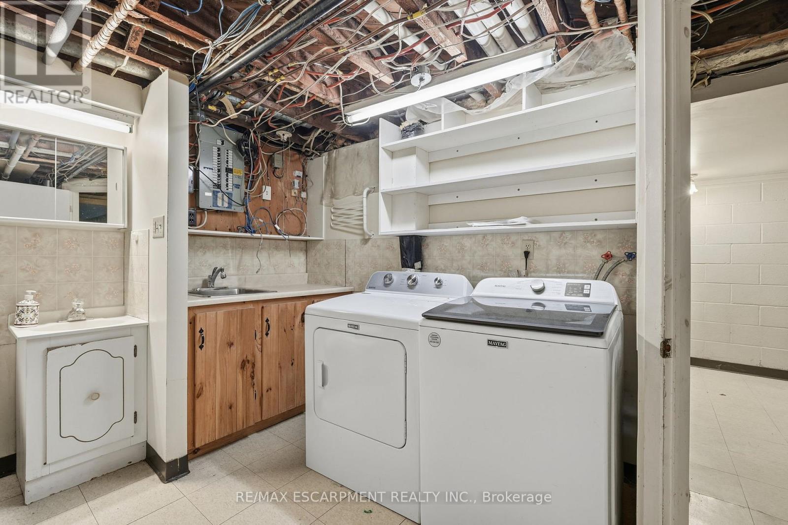 92 Gary Avenue, Hamilton, ON - Indoor Photo Showing Laundry Room