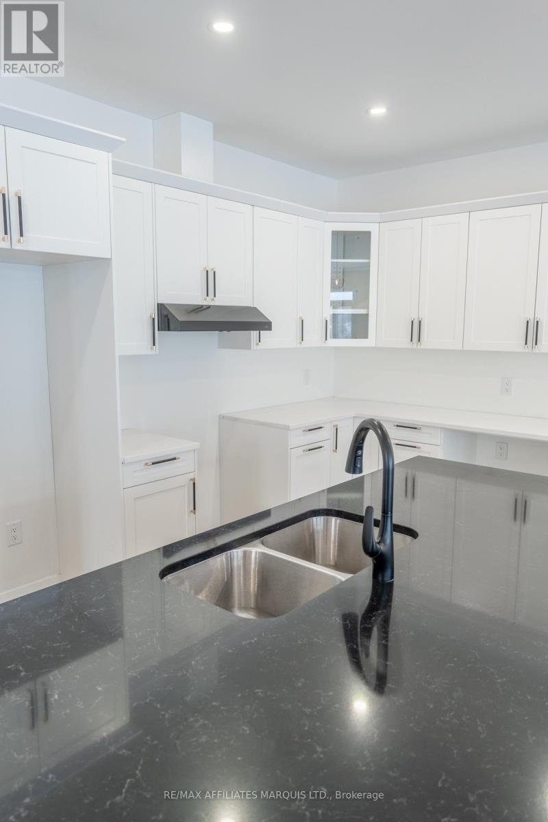 2286 Crewson Crescent, Cornwall, ON - Indoor Photo Showing Kitchen