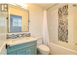 Second en-suite bath -