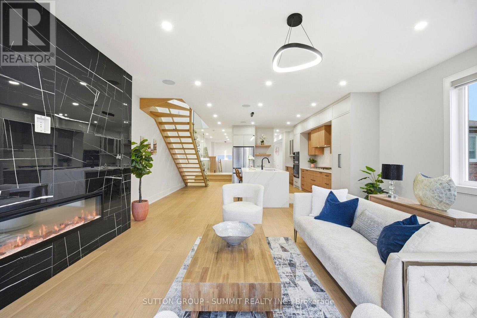 1228 Alexandra Avenue, Mississauga, ON - Indoor Photo Showing Living Room With Fireplace