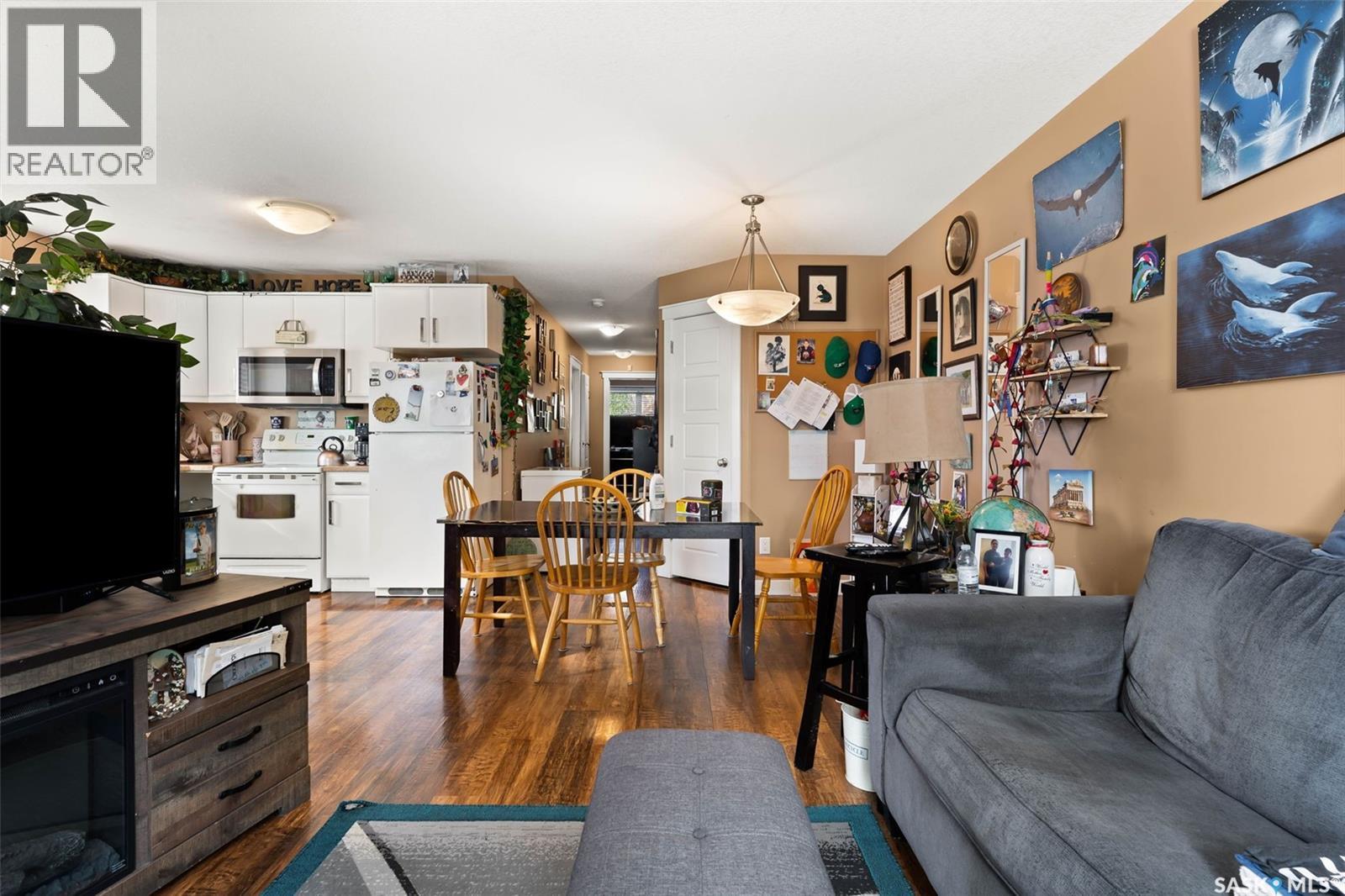1358 Arthur Street, Regina, SK - Indoor Photo Showing Living Room