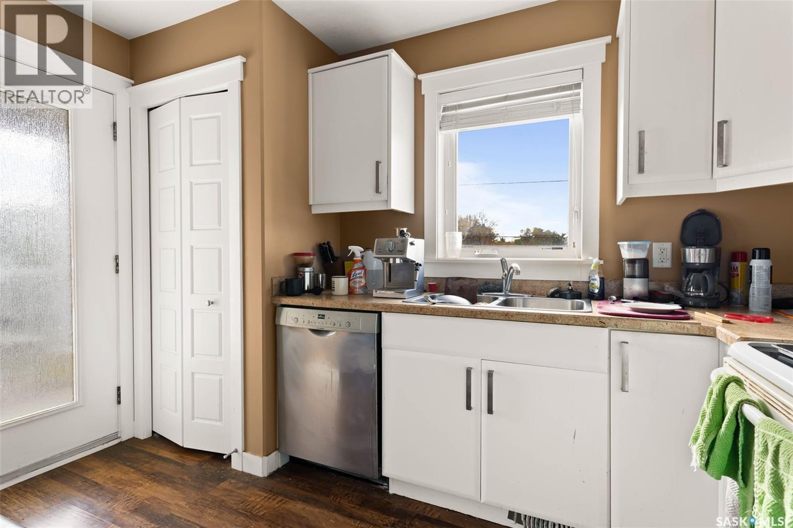 1358 Arthur Street, Regina, SK - Indoor Photo Showing Kitchen With Double Sink