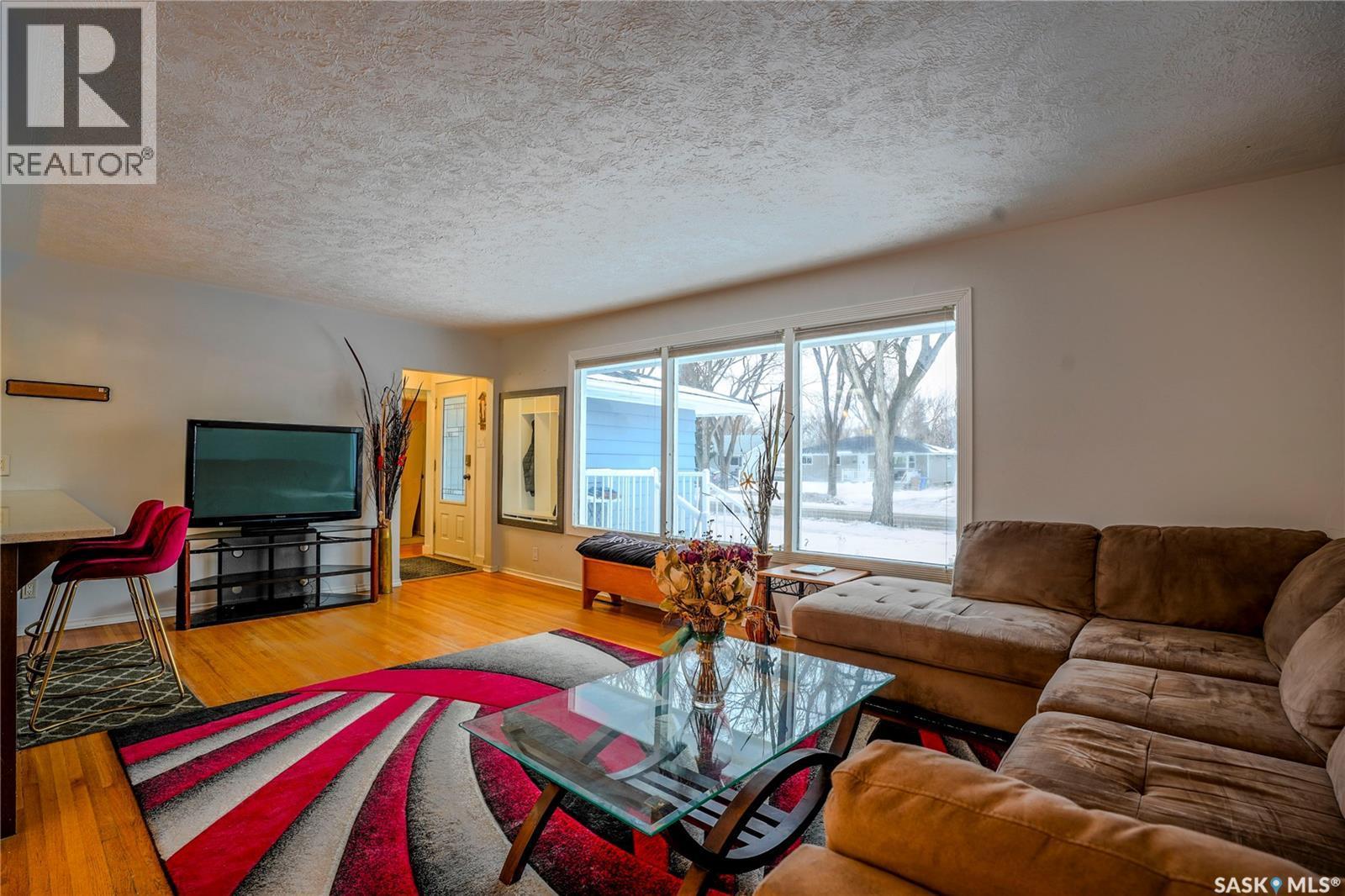 1812 Grant Drive, Regina, SK - Indoor Photo Showing Living Room