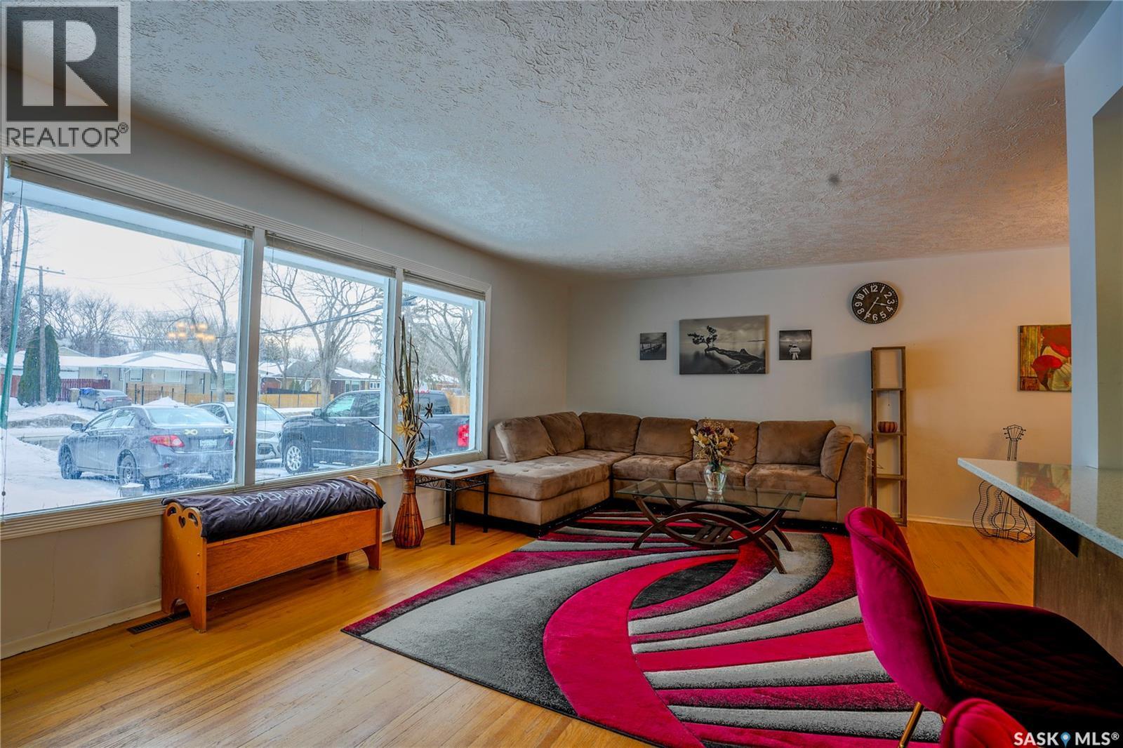 1812 Grant Drive, Regina, SK - Indoor Photo Showing Living Room