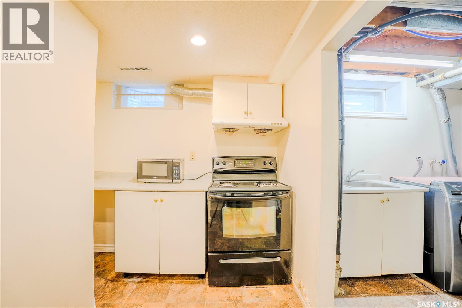 1812 Grant Drive, Regina, SK - Indoor Photo Showing Laundry Room