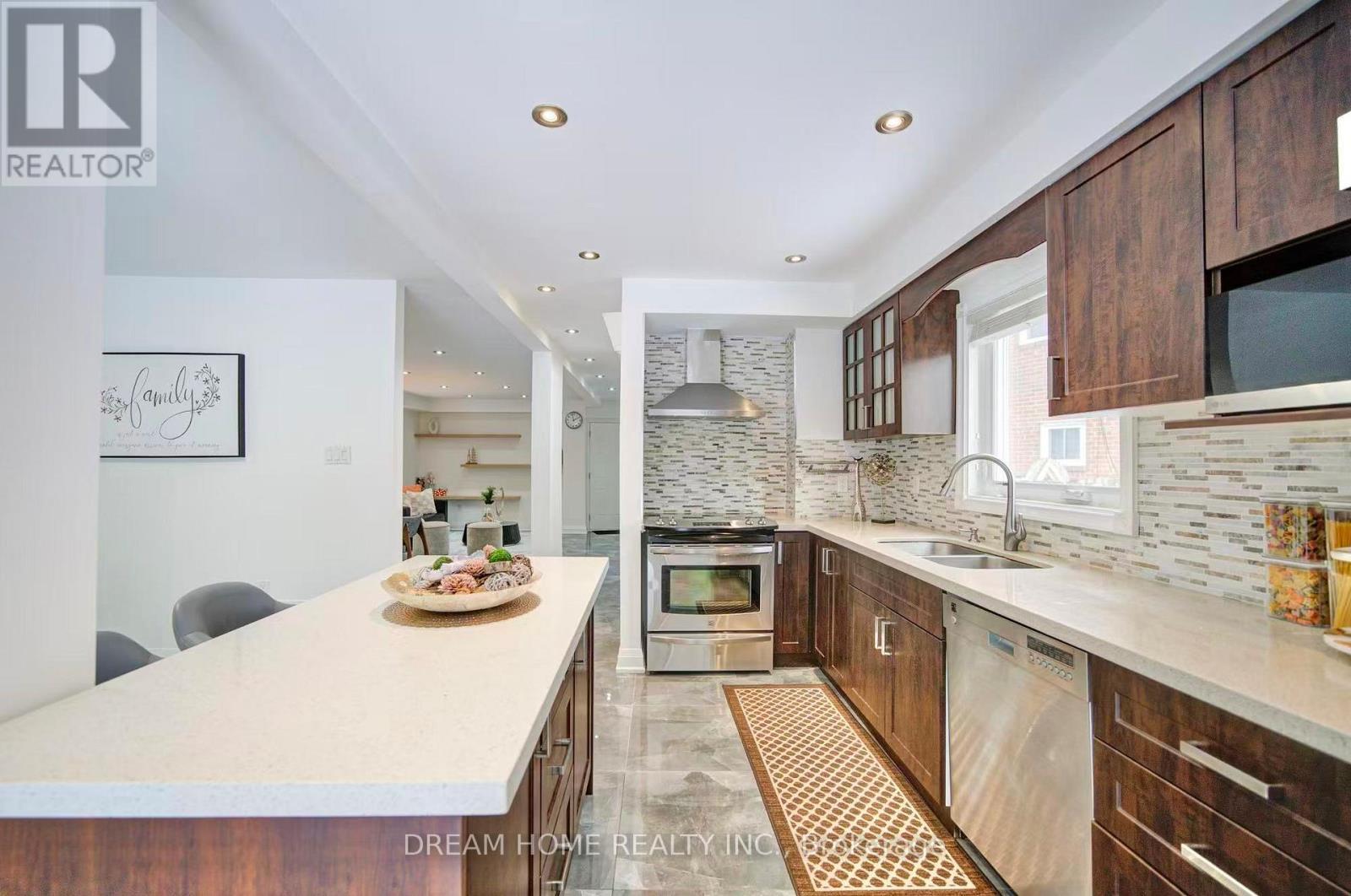 30 Marlow Crescent, Markham, ON - Indoor Photo Showing Kitchen With Double Sink With Upgraded Kitchen