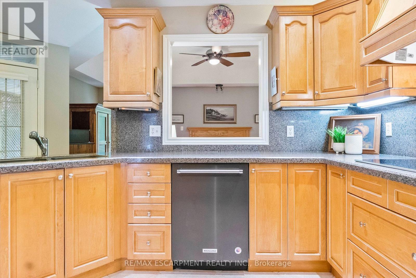 1329 Clarkson Road N, Mississauga, ON - Indoor Photo Showing Kitchen