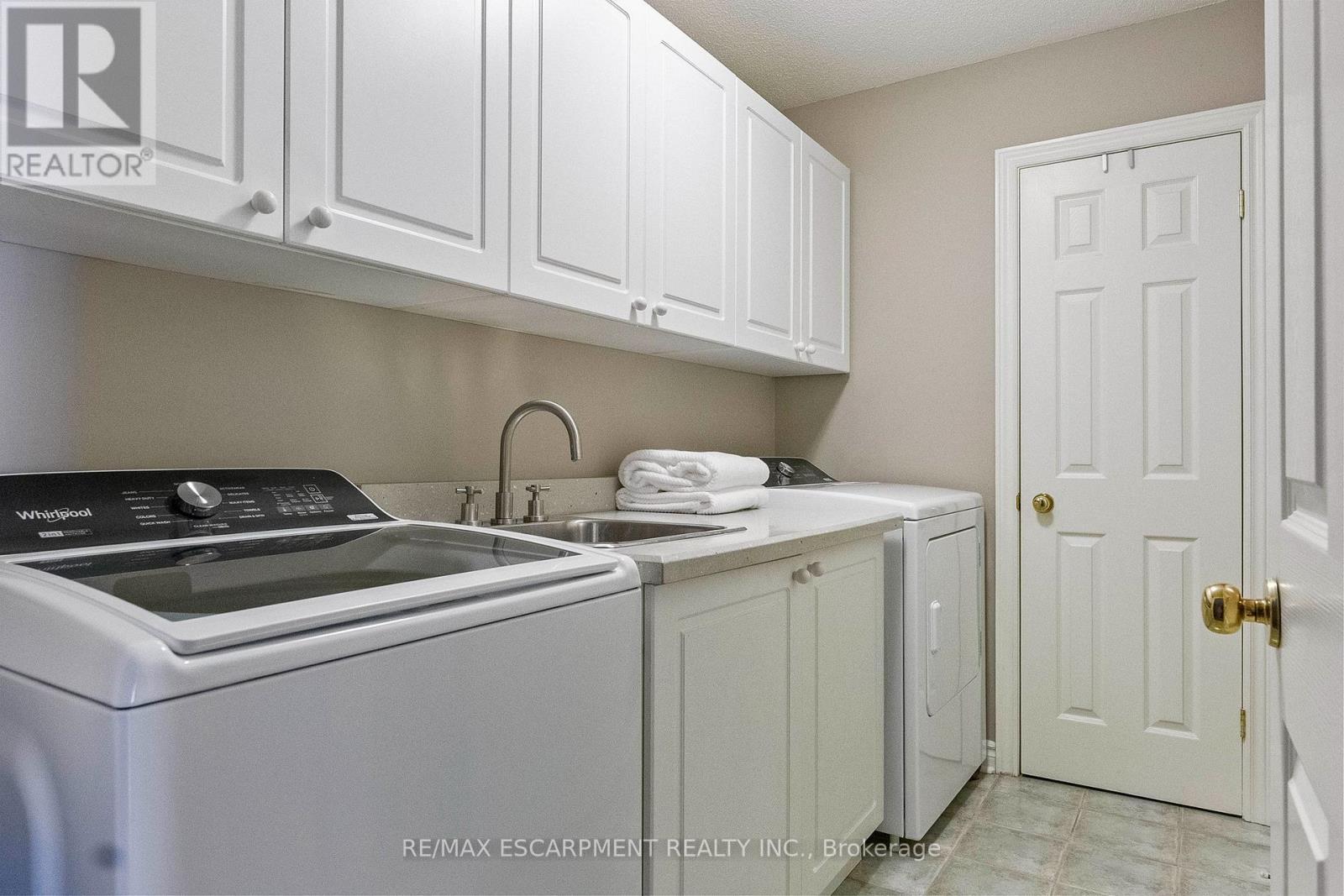 1329 Clarkson Road N, Mississauga, ON - Indoor Photo Showing Laundry Room