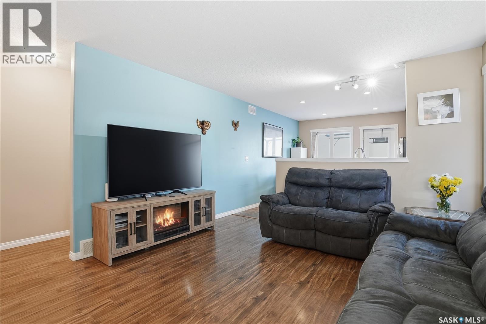 219 Henick Crescent, Saskatoon, SK - Indoor Photo Showing Living Room