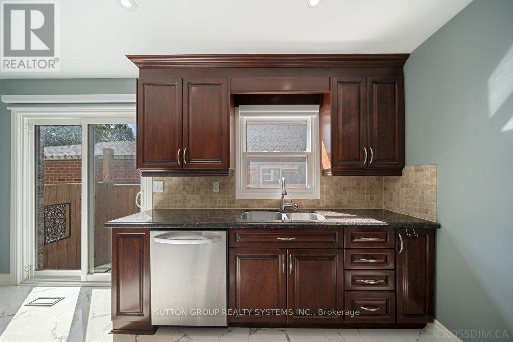 1114 Cedarcroft Crescent, Pickering, ON - Indoor Photo Showing Kitchen With Double Sink