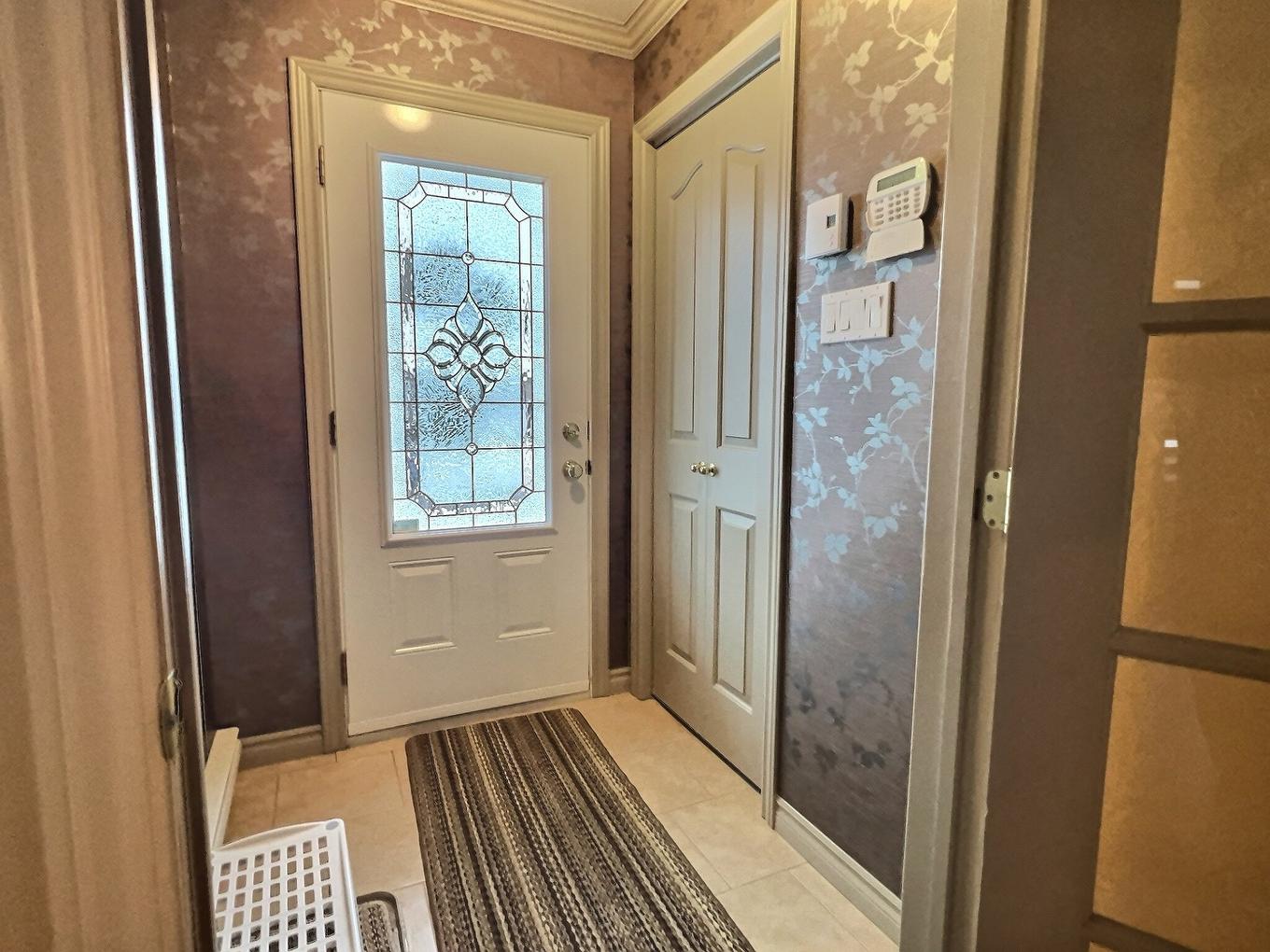 Hall d'entrée/Vestibule - 1335 Rue Bell, Drummondville, QC - Indoor Photo Showing Other Room