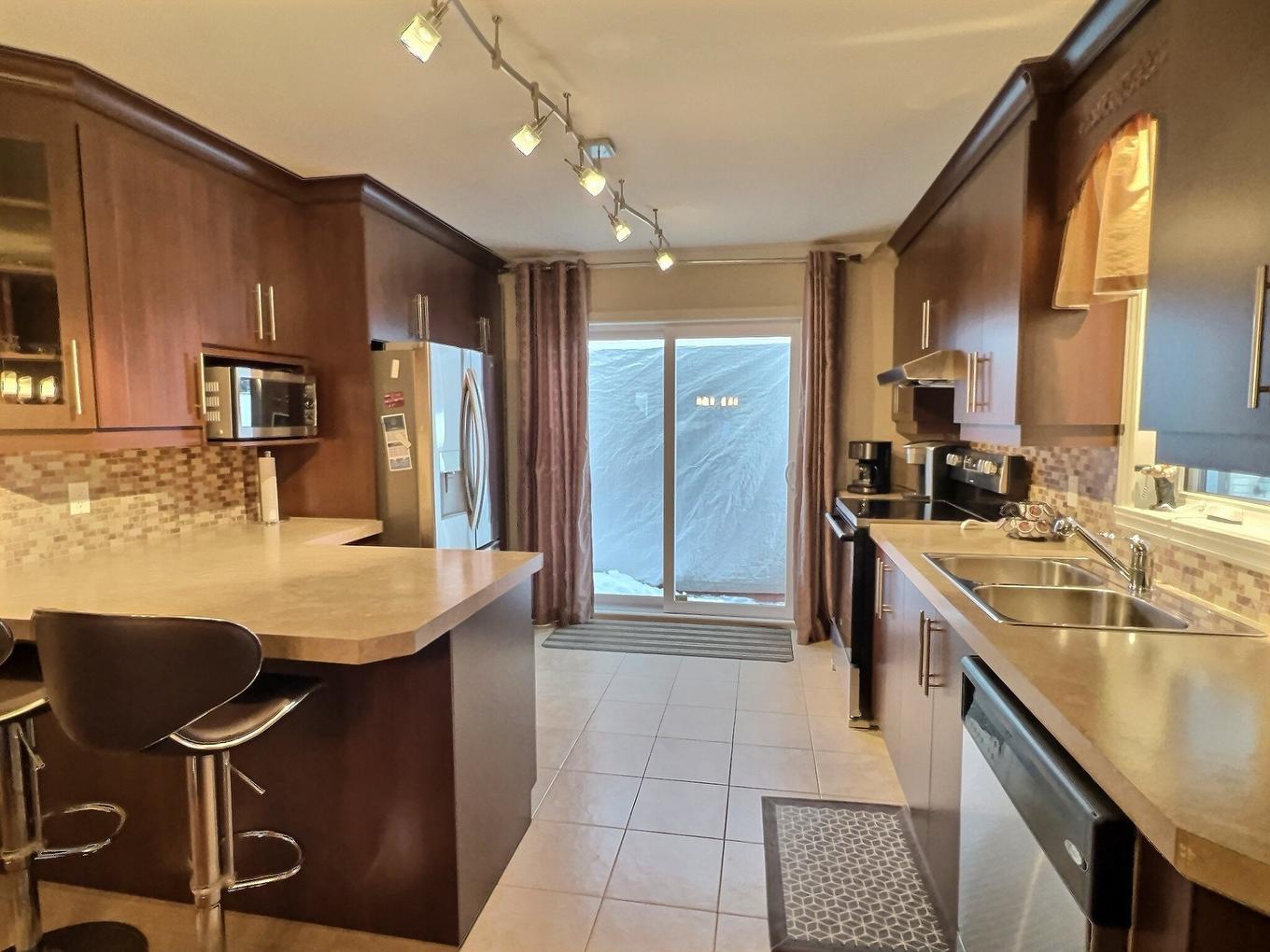 Cuisine - 1335 Rue Bell, Drummondville, QC - Indoor Photo Showing Kitchen With Double Sink