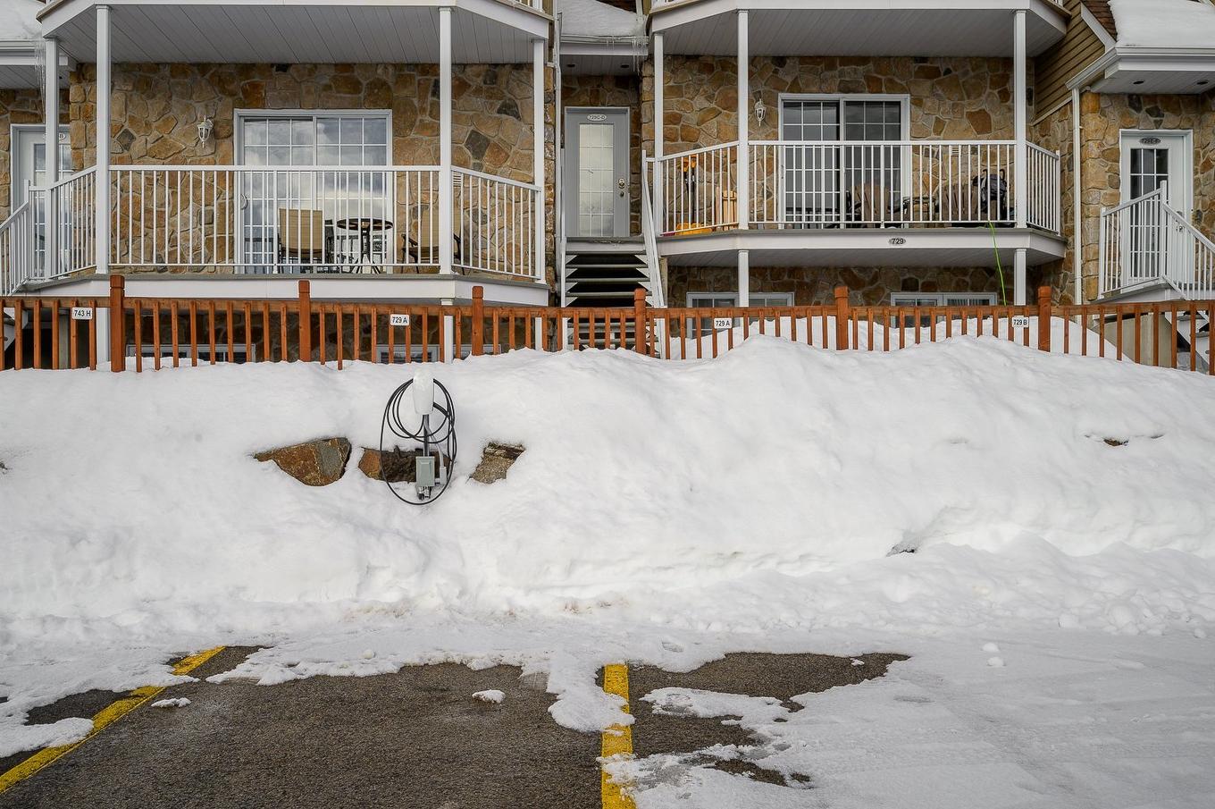 Parking - 729A Rue Principale, Saint-Sauveur, QC - Outdoor