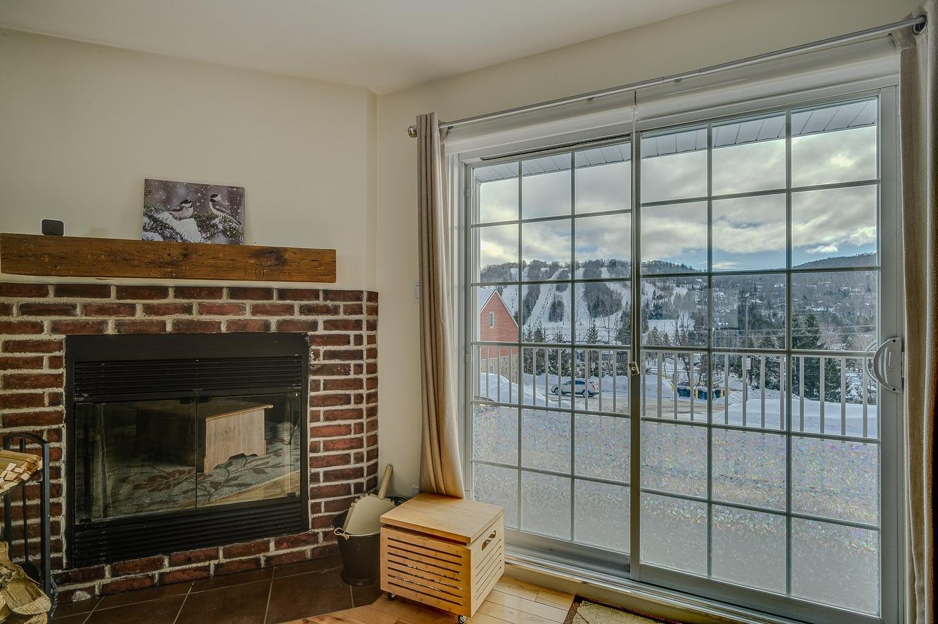 View - 729A Rue Principale, Saint-Sauveur, QC - Indoor With Fireplace