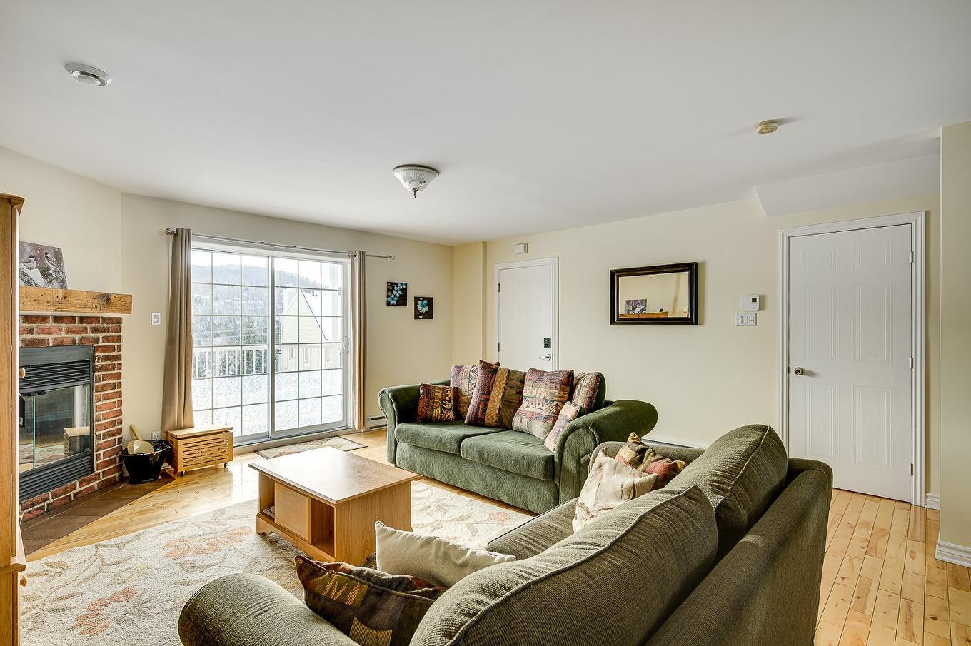 Living room - 729A Rue Principale, Saint-Sauveur, QC - Indoor Photo Showing Living Room With Fireplace