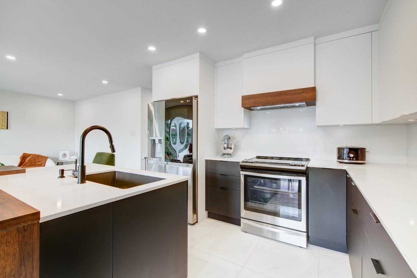 Cuisine - 3444 Rue Du Collège, Longueuil (Saint-Hubert), QC - Indoor Photo Showing Kitchen With Upgraded Kitchen