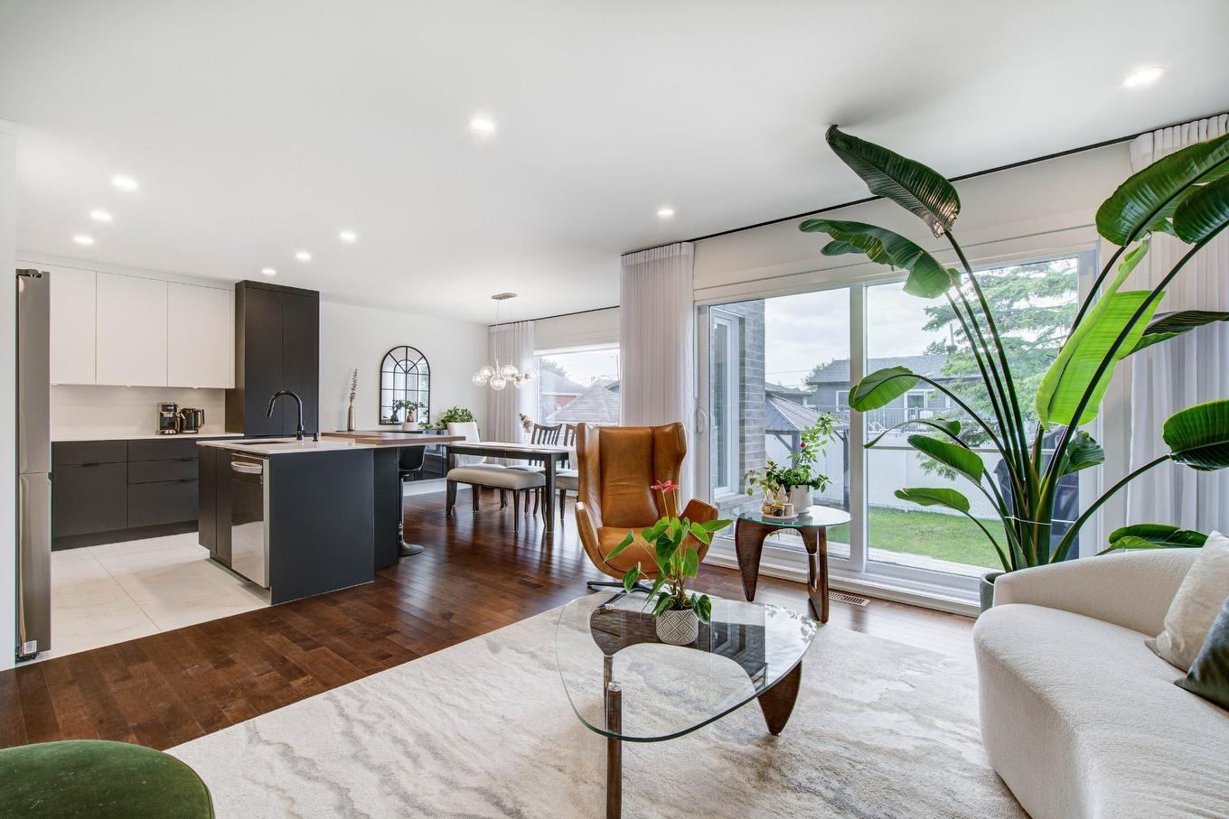 Salon - 3444 Rue Du Collège, Longueuil (Saint-Hubert), QC - Indoor