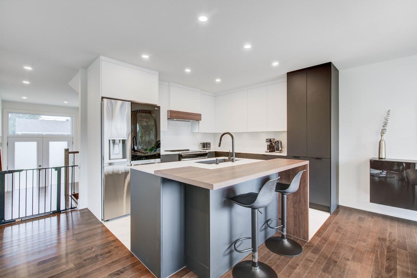 Cuisine - 3444 Rue Du Collège, Longueuil (Saint-Hubert), QC - Indoor Photo Showing Kitchen With Upgraded Kitchen