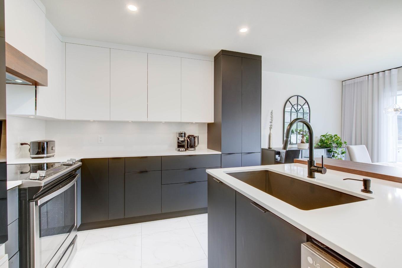 Cuisine - 3444 Rue Du Collège, Longueuil (Saint-Hubert), QC - Indoor Photo Showing Kitchen With Upgraded Kitchen