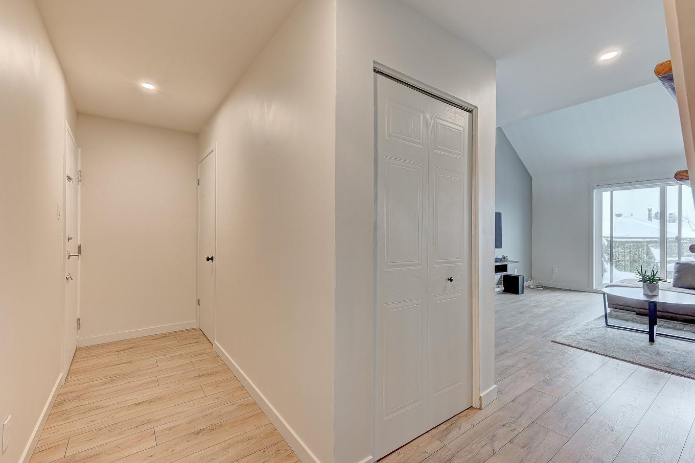 Corridor - 7-3290 Rue Mistral, Brossard, QC - Indoor Photo Showing Other Room