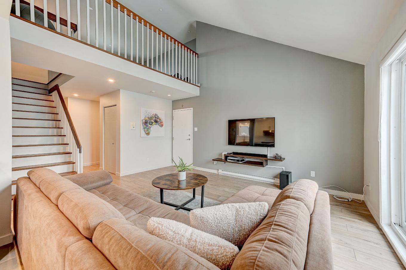 Vue d'ensemble - 7-3290 Rue Mistral, Brossard, QC - Indoor Photo Showing Living Room
