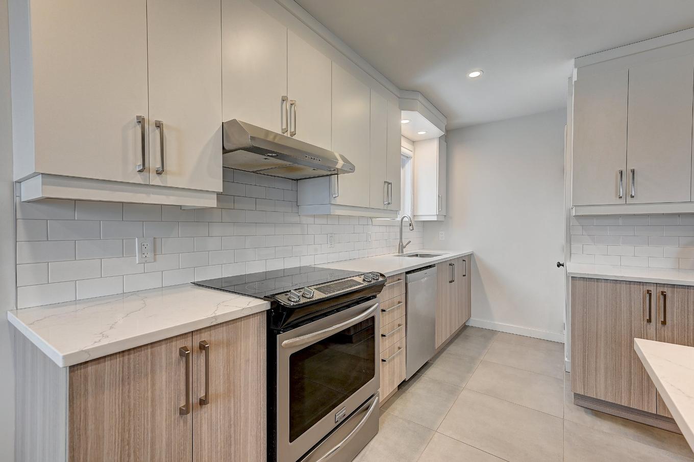 Cuisine - 7-3290 Rue Mistral, Brossard, QC - Indoor Photo Showing Kitchen With Upgraded Kitchen
