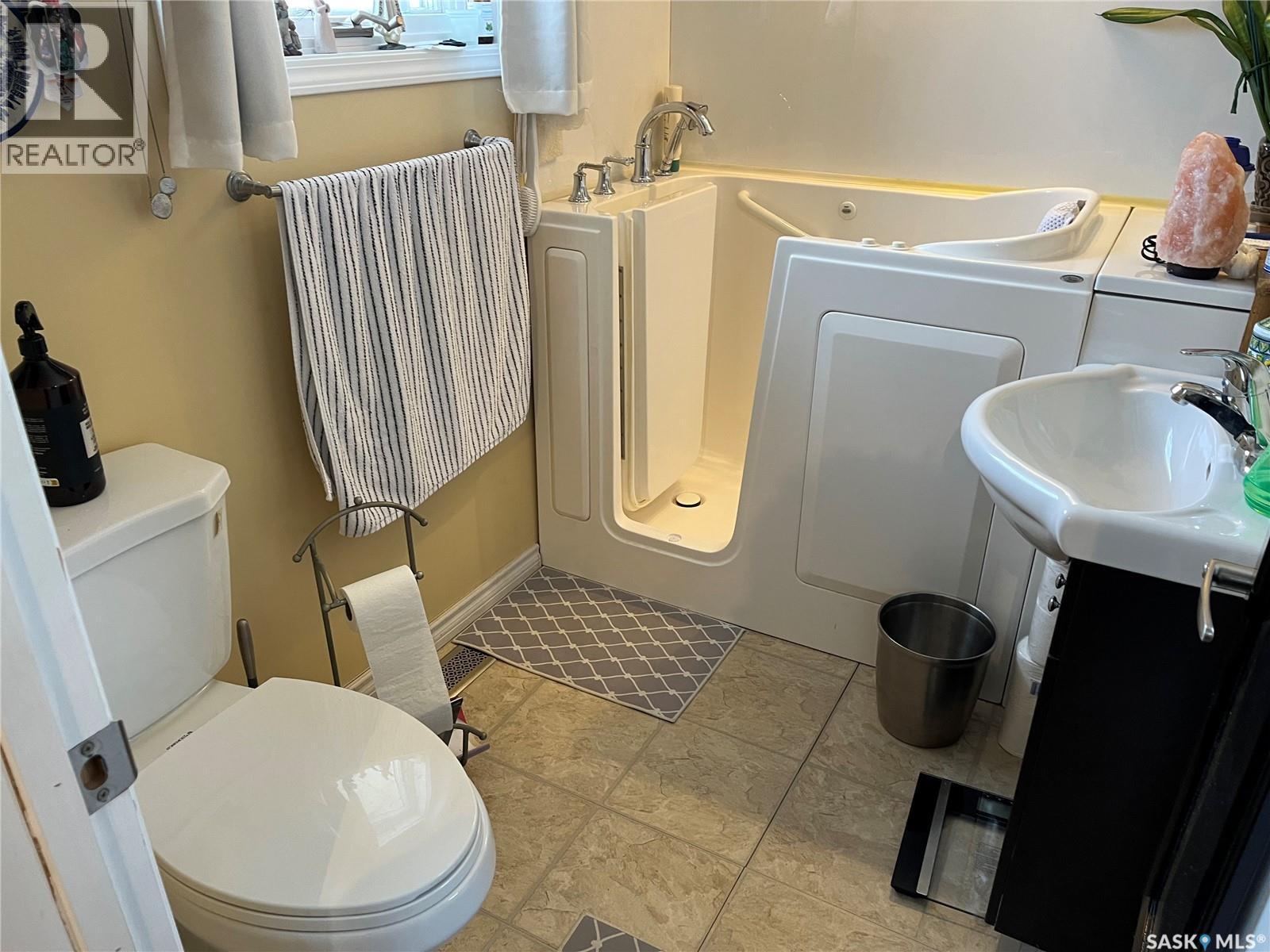 108 7Th Avenue E, Lafleche, SK - Indoor Photo Showing Laundry Room