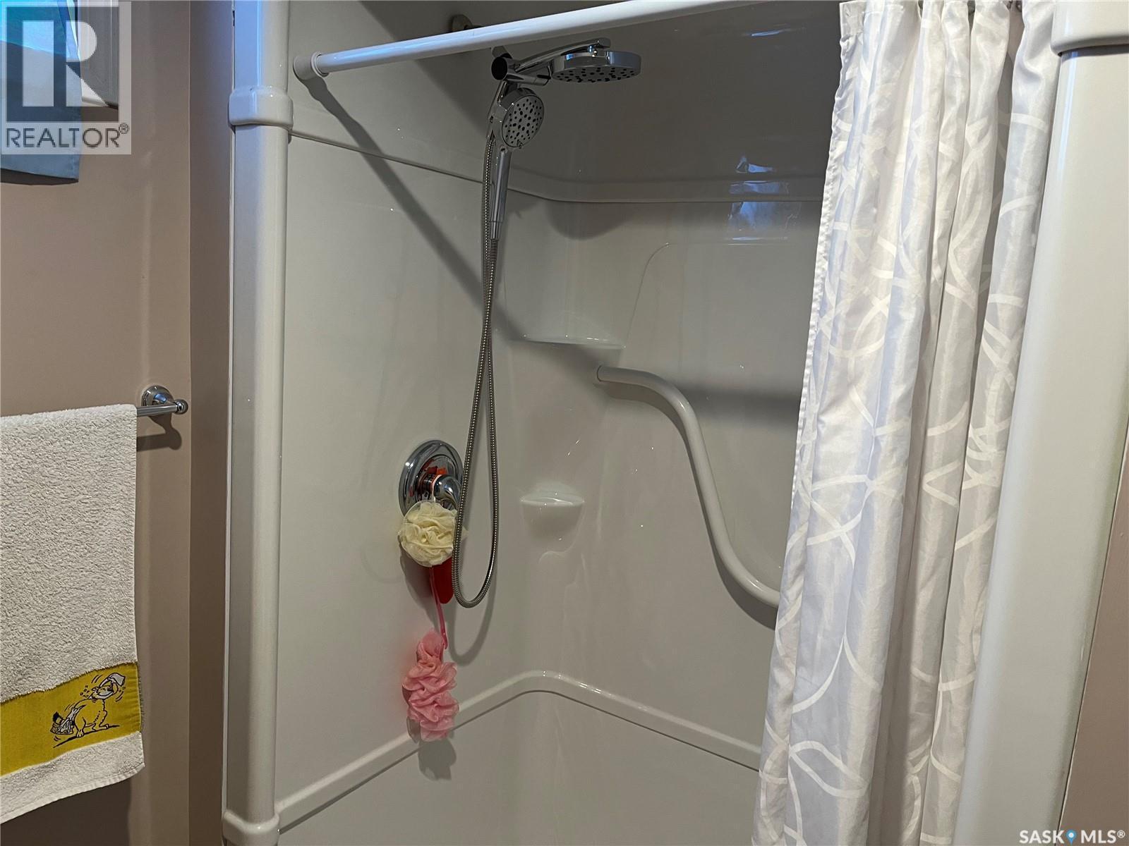 108 7Th Avenue E, Lafleche, SK - Indoor Photo Showing Bathroom