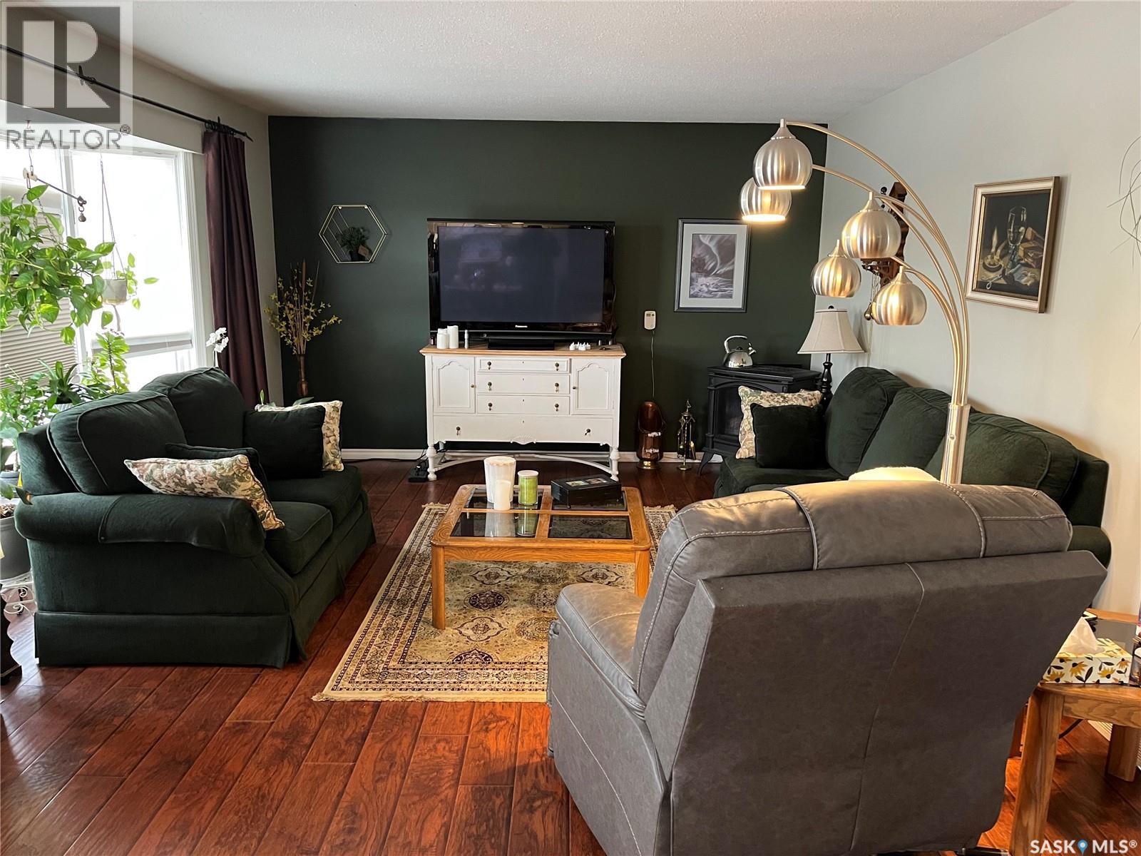 108 7Th Avenue E, Lafleche, SK - Indoor Photo Showing Living Room