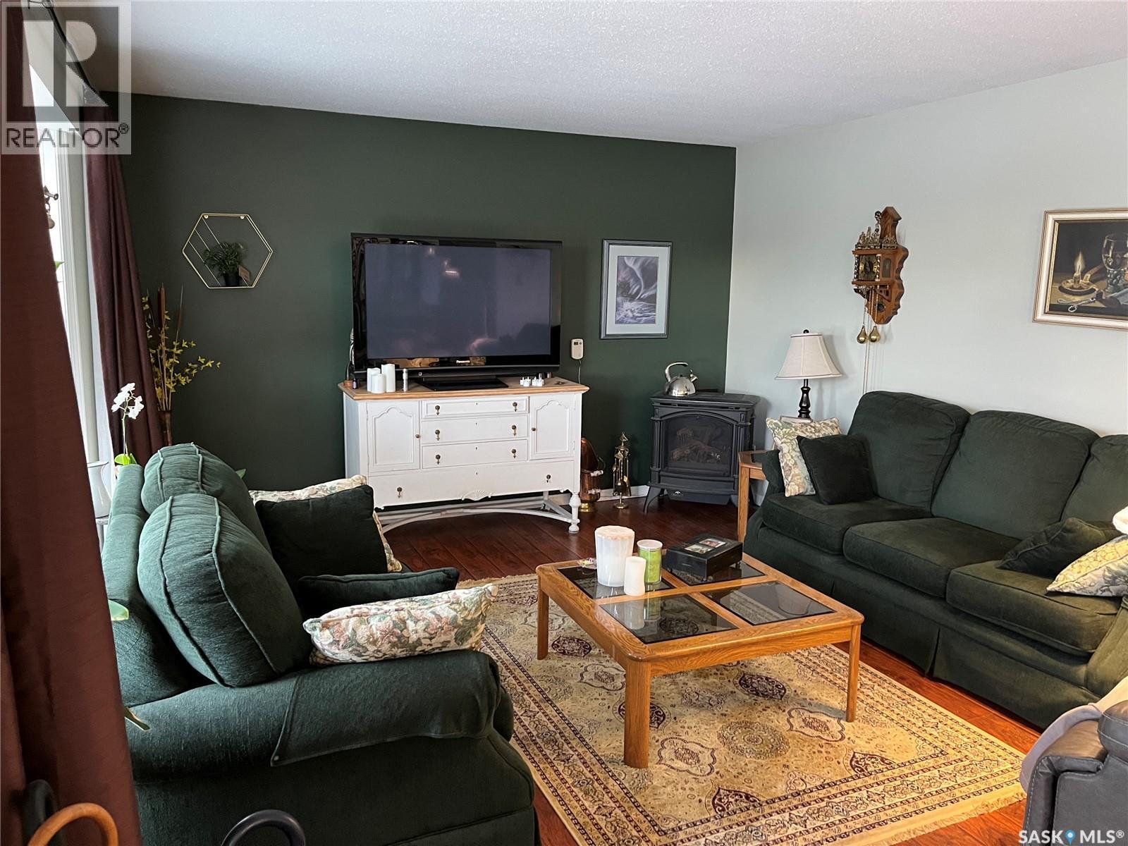 108 7Th Avenue E, Lafleche, SK - Indoor Photo Showing Living Room
