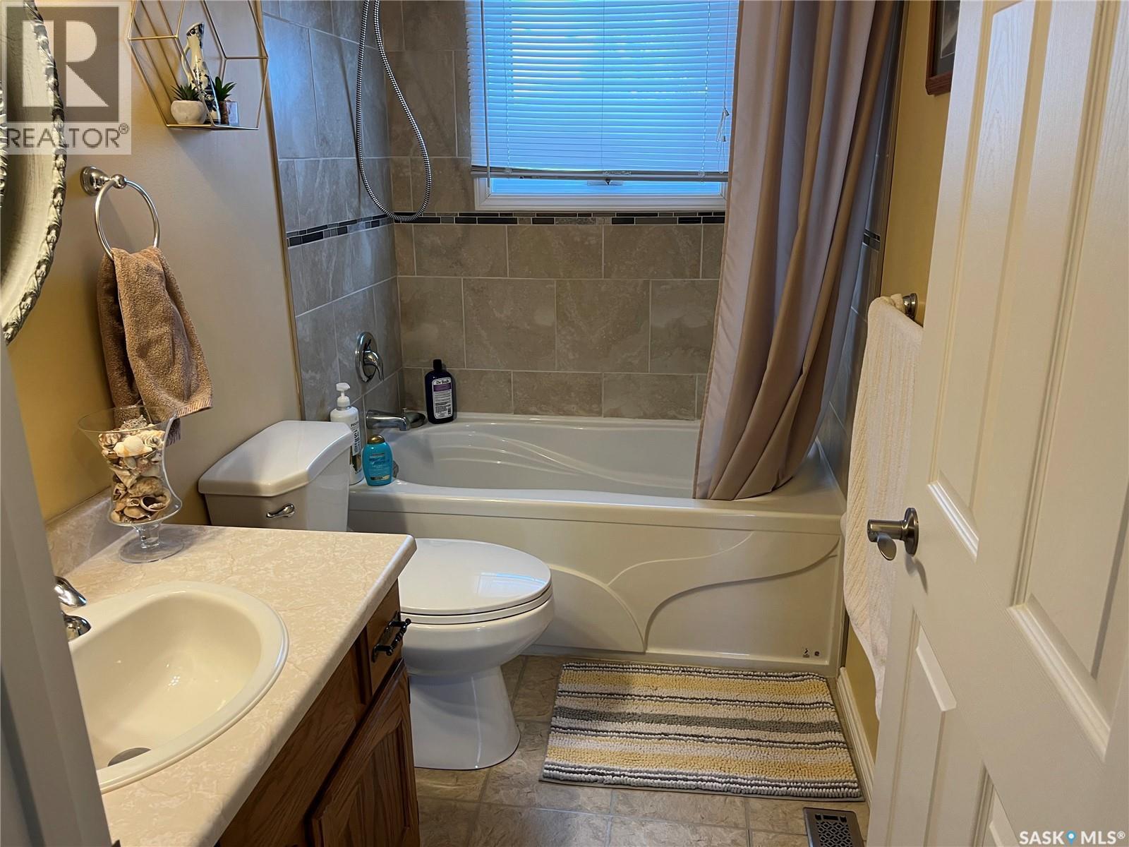 108 7Th Avenue E, Lafleche, SK - Indoor Photo Showing Bathroom
