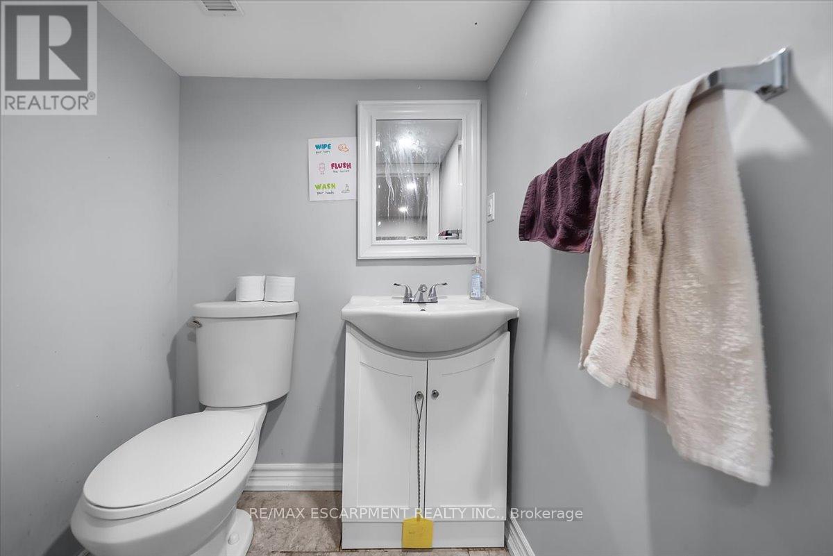 106 Lottridge Street, Hamilton, ON - Indoor Photo Showing Bathroom
