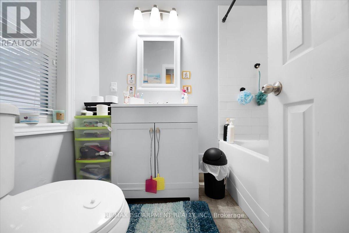 106 Lottridge Street, Hamilton, ON - Indoor Photo Showing Bathroom