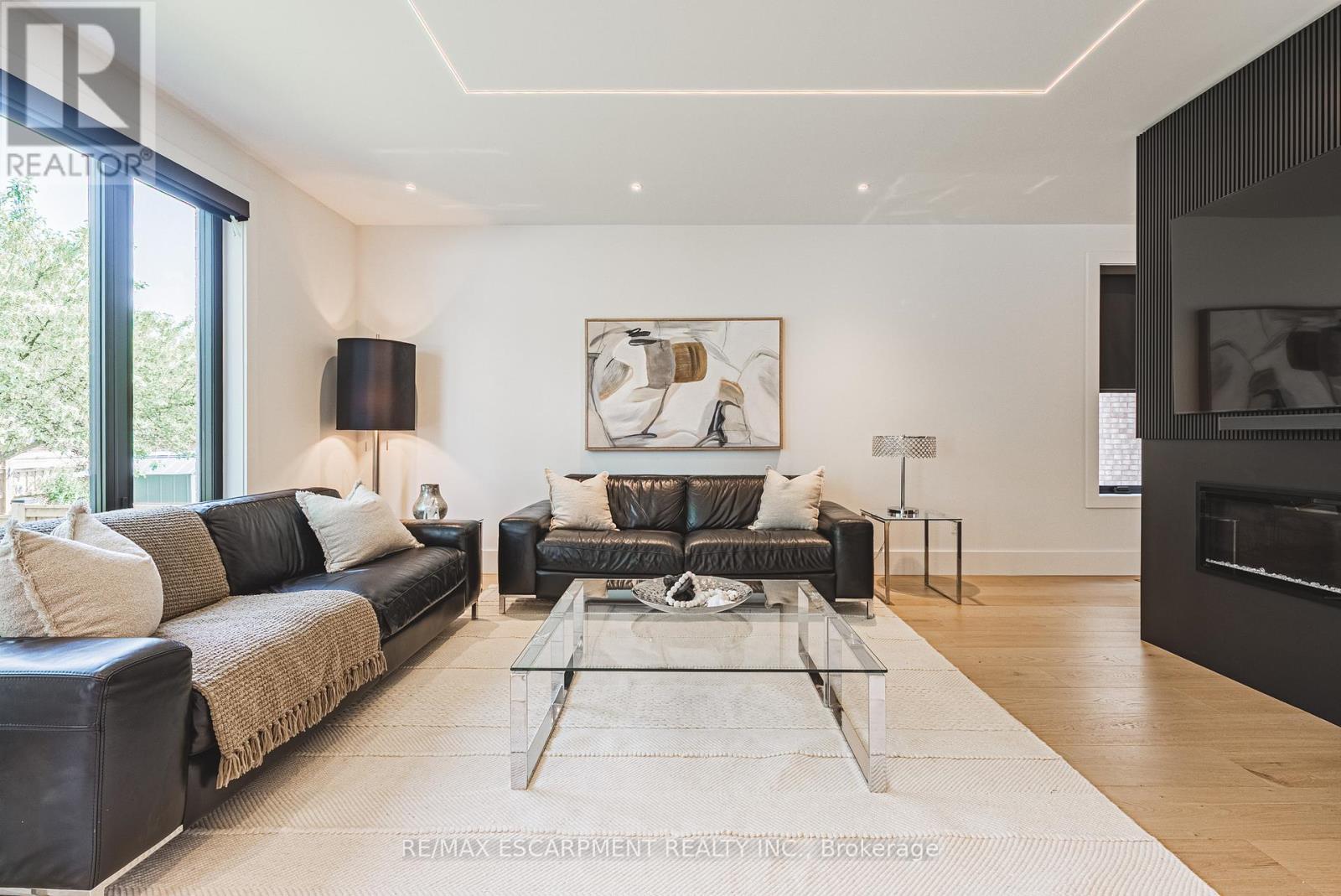 135 Eleanor Avenue, Hamilton, ON - Indoor Photo Showing Living Room